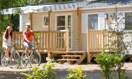 Balade à vélo dans le camping Les Pierres Couchées