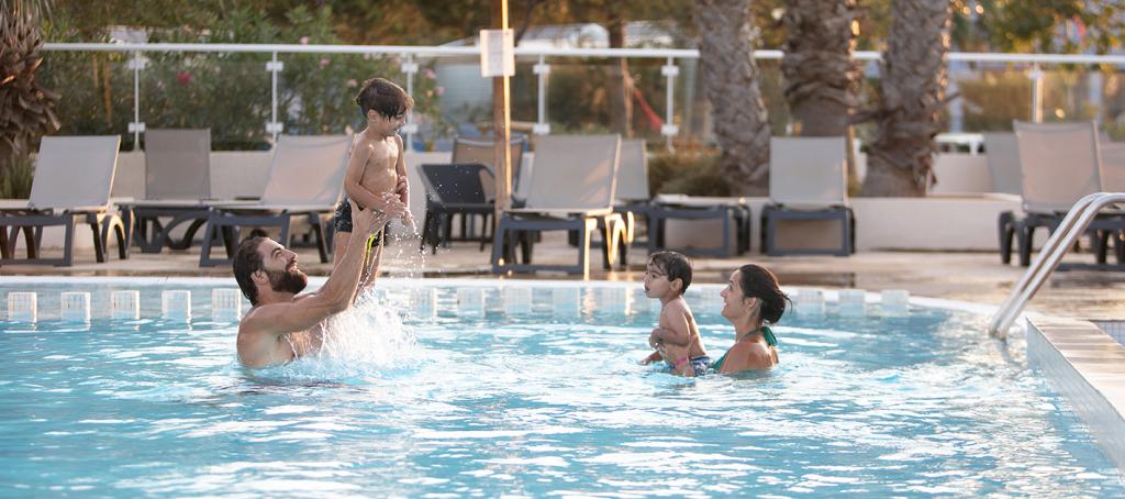 Famille dans la piscine du camping Marisol