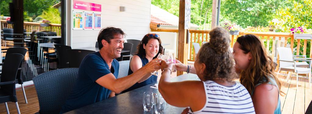 Famille sur la terrasse d'un bar restaurant au Domaine de Soulac