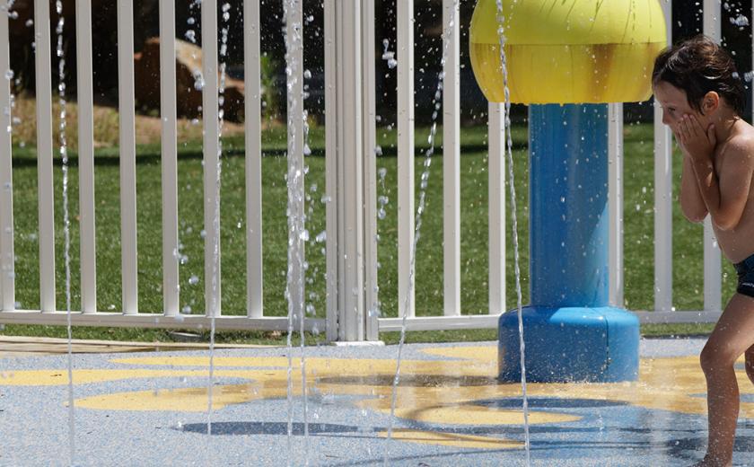 Jeu d'eau au camping Les Pierres Couchées